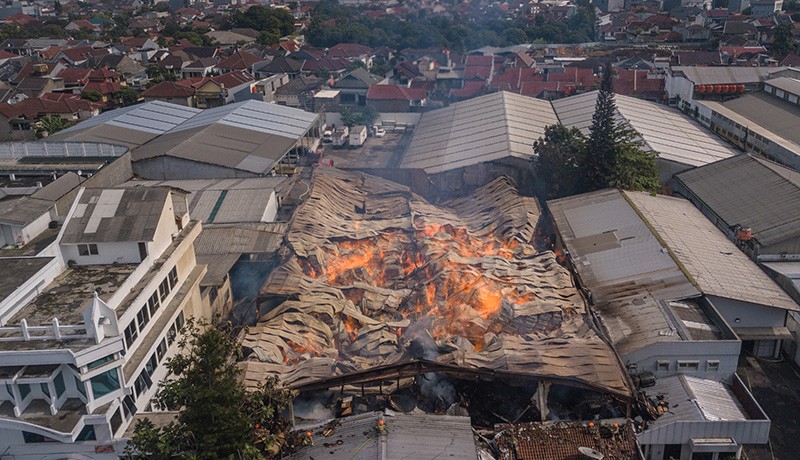 Kerugian akibat Gudang Tripleks Ludes Terbakar di Bandung Capai Rp2 Miliar