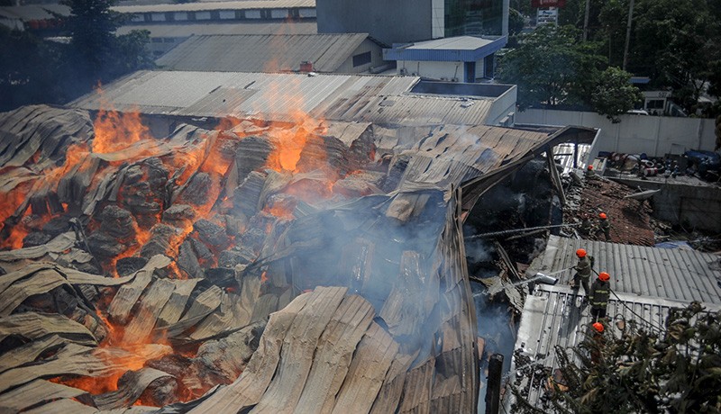 22 Mobil Damkar Dikerahkan Padamkan Kobaran Api di Pabrik Tripleks Cijagra Bandung