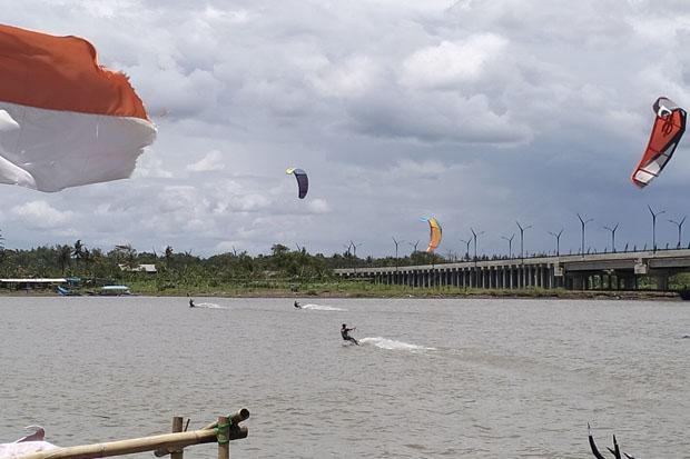  Asyik di Bantul Ada KiteSurving, Olahraga Sekaligus Berwisata Kombinasi Aerosport-Watersport