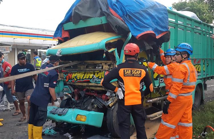 Tabrak Tronton Parkir, Sopir Truk Terjepit Kabin 1 Jam Bisa Diselamatkan