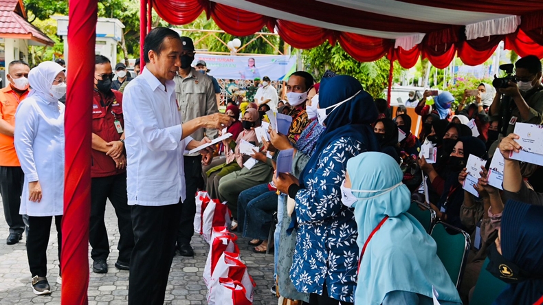 Berikan BLT ke Warga Balikpapan, Presiden Jokowi: Bisa untuk Gizi Anak