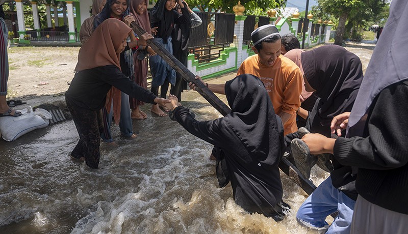Tanggul Sungai Gumbasa Sigi Jebol, Ratusan Orang Mengungsi - Bagian 1