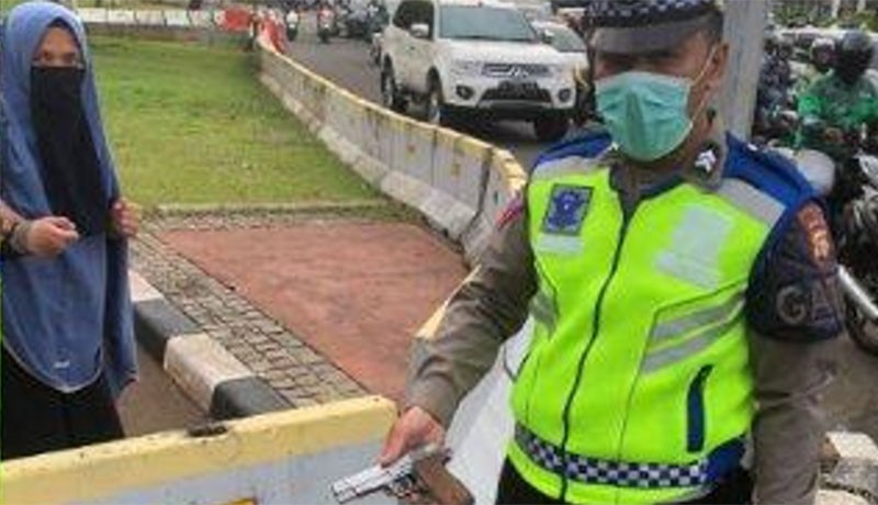 Penampakan Perempuan Bercadar Tenteng Pistol Terobos Istana, Paspampres Ditodong - Bagian 2