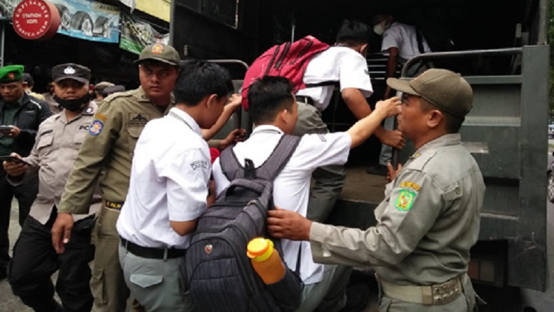 Misi Bolos Nongkrong di Kafe Kena Operasi, Pelajar Asyik Ngopi Malah Dianter ke Sekolah