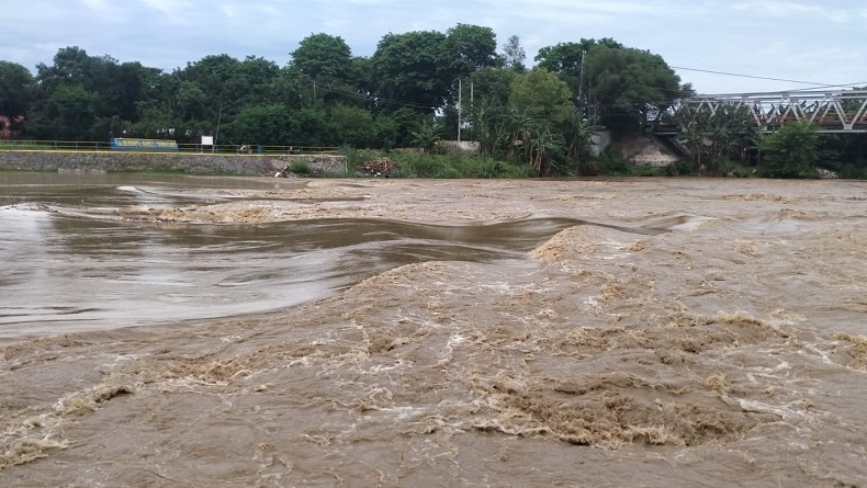Debit Air Naik sejak Semalam, Sungai Cimanuk Indramayu Berstatus Waspada
