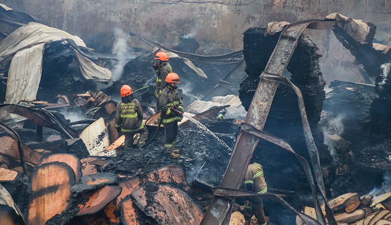 Pemadam Berjibaku 37 Jam Menjinakkan Api Kebakaran Gudang Triplek di Bandung - Bagian 2