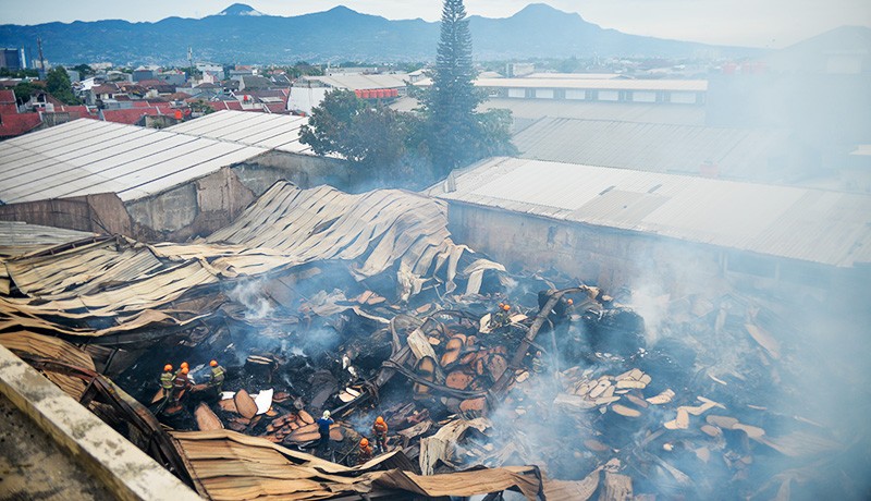 Pemadam Berjibaku 37 Jam Menjinakkan Api Kebakaran Gudang Triplek di Bandung - Bagian 1