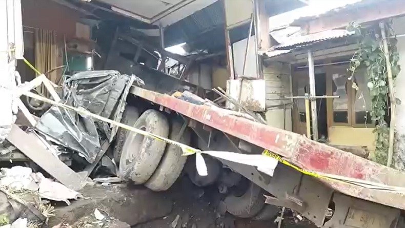 Penampakan Truk Trailer Nyelonong Masuk Rumah Warga Bukittinggi, Puing Berserakan