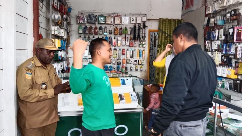 Sekelompok Pemuda Jarah Konter HP di Dogiyai, Keroyok Anggota TNI hingga Luka Kena Sajam