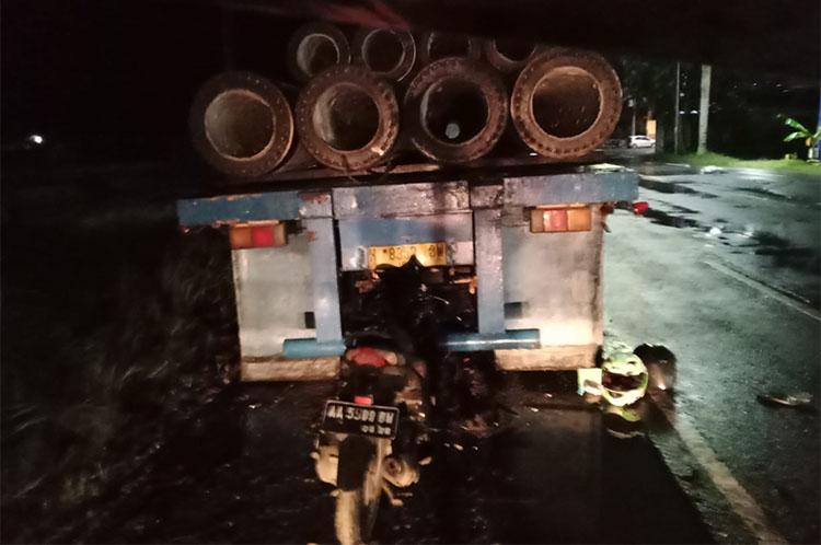 Tabrak Truk Parkir Bermuatan Beton, 2 Pelajar Kebumen Tewas