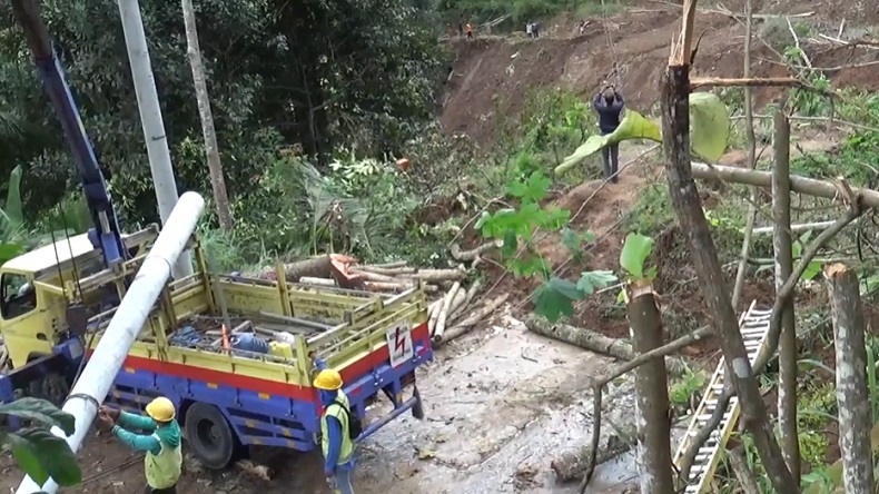 Longsor di Ponorogo Timbun Jalur Penghubung Antardesa, Warga Kesulitan Air Bersih