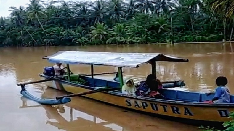 Dramatis, Pemakaman Warga Korban Banjir Pangandaran Harus Gunakan Perahu