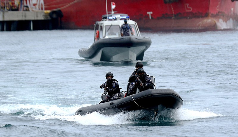 Foto-Foto TNI AL Serbu Kapal yang Dibajak di Perairan Selat Bali - Bagian 2