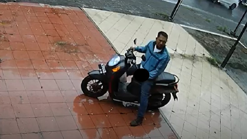 Aksi Pamer Kelamin Terekam CCTV, Pelaku Dilempar Batu oleh Korban