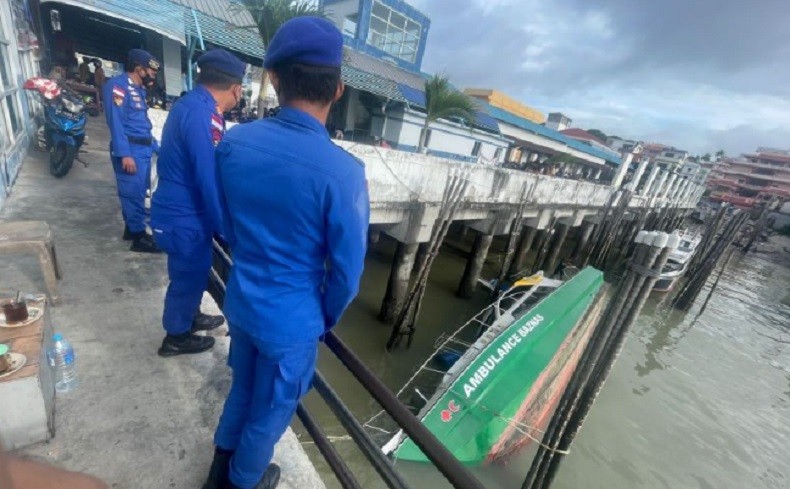Ambulans Laut Baznas Terbalik di Karimun akibat Cuaca Buruk 