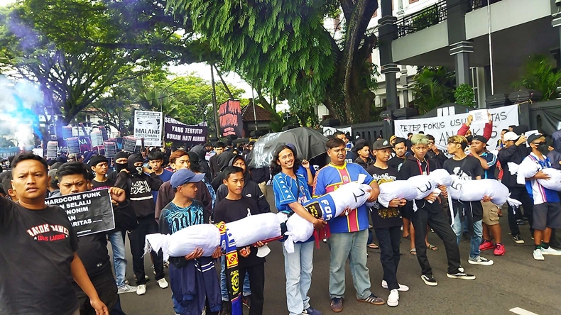 Tuntut Usut Tragedi Kanjuruan, Aremania Demo sambil Bawa Pocong dan Keranda Jenazah