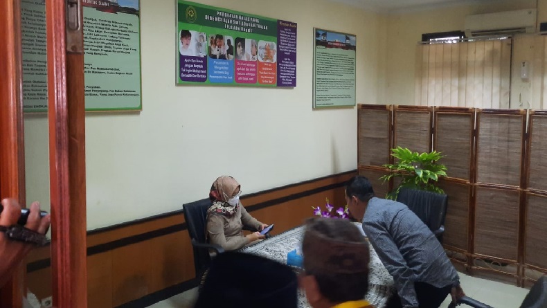 Disalami Dedi Mulyadi, Anne Ratna Mustika Dingin Sambil Main HP di PA Purwakarta