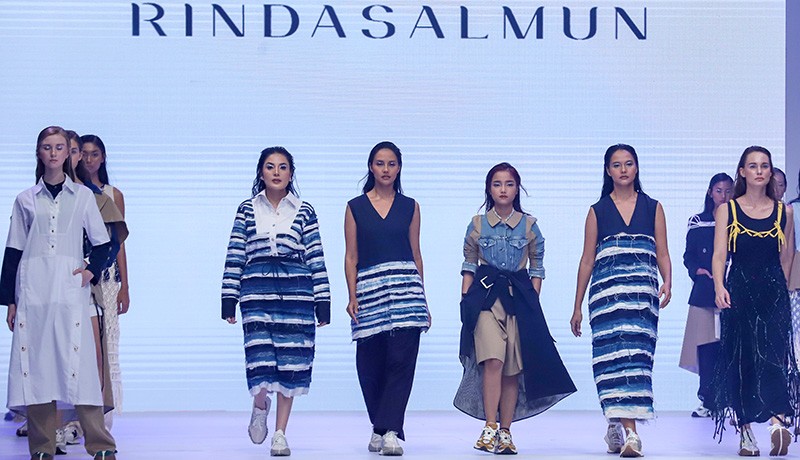 Gaya Fuji Melenggang di Panggung Jakarta Fashion Week 2023 - Bagian 2