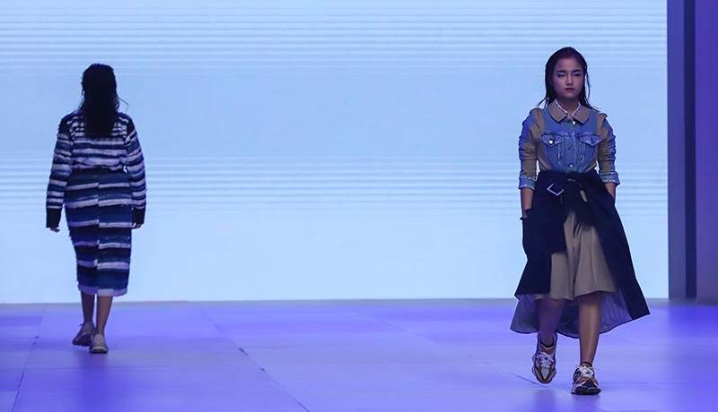 Gaya Fuji Melenggang di Panggung Jakarta Fashion Week 2023 - Bagian 3