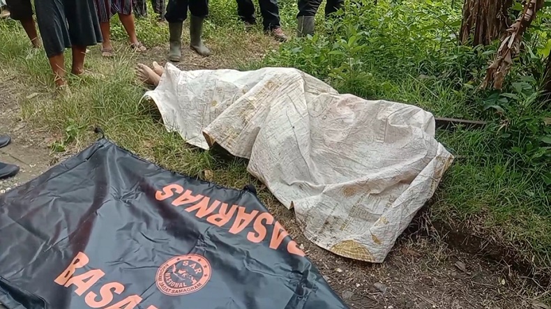 title 3 Jenazah Korban Truk Tebu Terseret Arus Sungai di Blitar Ditemukan 12 Km dari TKP 3 Jenazah Korban Truk Tebu Terseret Arus Sungai di Blitar Ditemukan 12 Km dari TKP