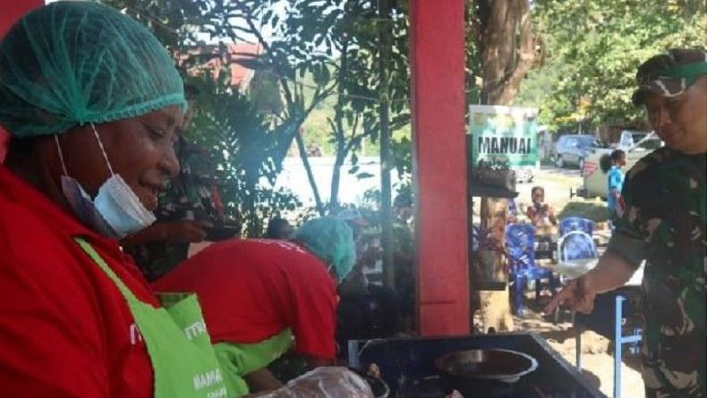 Pertama Kalinya Mama-Mama Papua Jualan Martabak, KSAD Bantu Berikan Gerobak