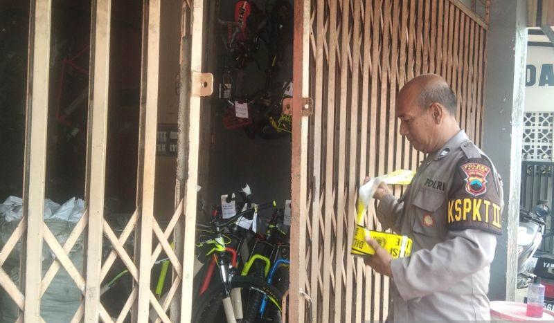 title Polisi Selidiki Pembobolan Toko Sepeda di Kudus yang Terekam CCTV, Pelaku Jebol Atap Polisi Selidiki Pembobolan Toko Sepeda di Kudus yang Terekam CCTV, Pelaku Jebol Atap