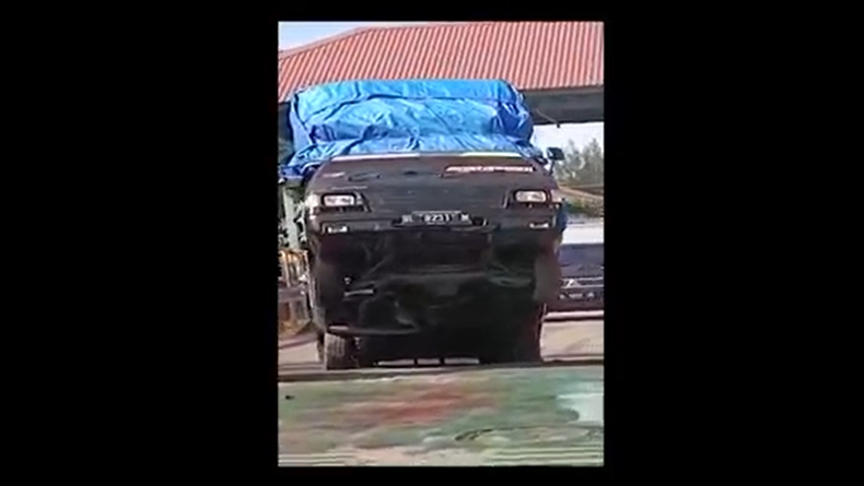 title Standing saat Masuk ke Kapal, Pikap Pengangkut Sembako Terbalik di Pelabuhan Standing saat Masuk ke Kapal, Pikap Pengangkut Sembako Terbalik di Pelabuhan