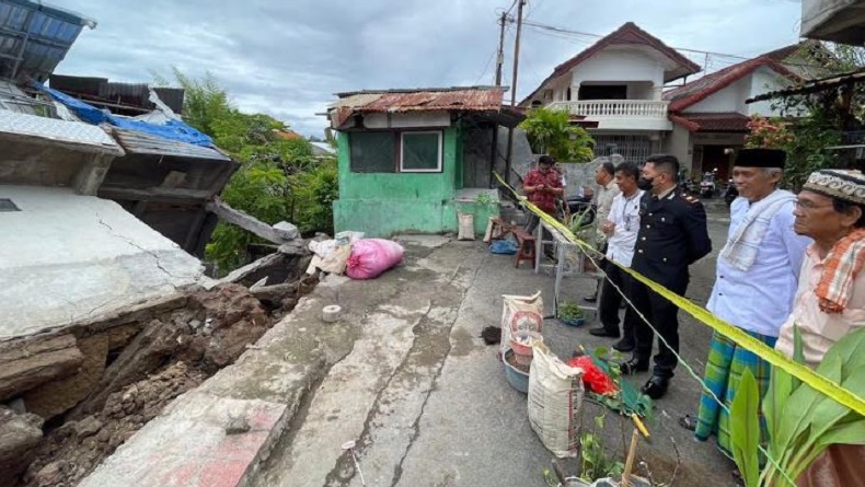 Diawali Gemuruh, Rumah 3 Lantai di Denpasar Roboh Nyaris Jatuh ke Sungai akibat Longsor