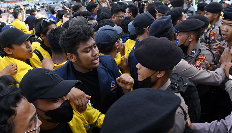 Peringatan Hari Sumpah Pemuda Diwarnai Aksi Saling Dorong BEM SI dan Polisi - Bagian 1