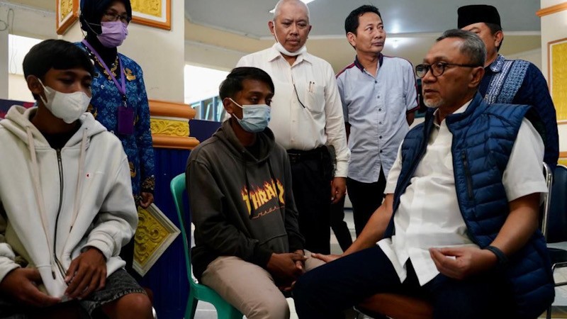 Tabur Bunga di Pintu 13 Stadion Kanjuruhan Malang, Zulhas Doakan Korban Tragedi - Bagian 4