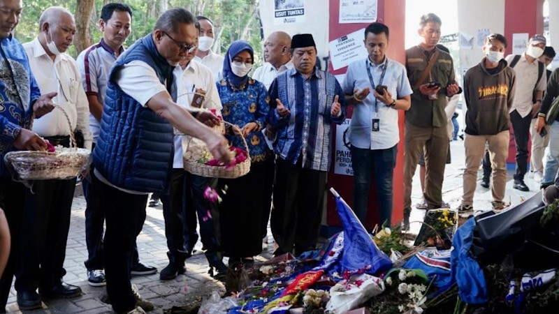 Tabur Bunga di Pintu 13 Stadion Kanjuruhan Malang, Zulhas Doakan Korban Tragedi - Bagian 1