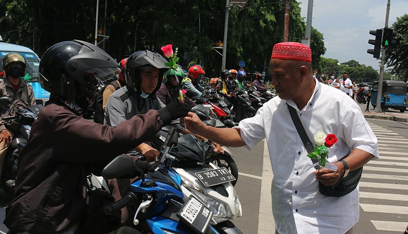 RPA Perindo Bagi-Bagi Bunga Peringati Hari Sumpah Pemuda - Bagian 4