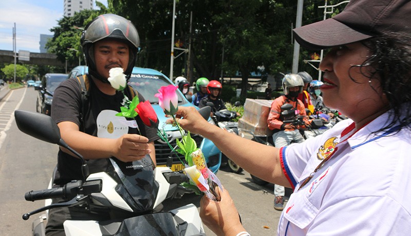 RPA Perindo Bagi-Bagi Bunga Peringati Hari Sumpah Pemuda - Bagian 2