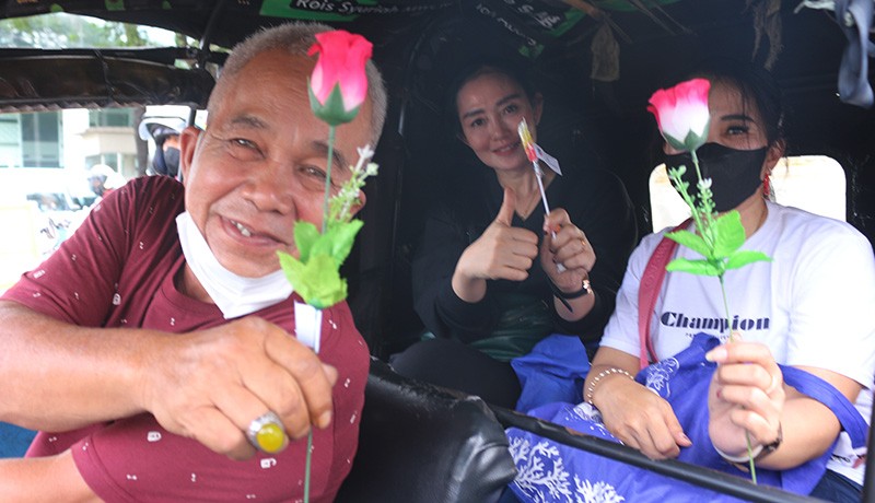 RPA Perindo Bagi-Bagi Bunga Peringati Hari Sumpah Pemuda - Bagian 5