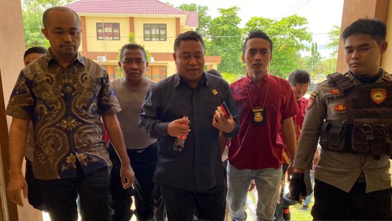 title Anggota DPRD Kabupaten Bima Ditahan Terkait Dugaan Korupsi Dana PKBM Anggota DPRD Kabupaten Bima Ditahan Terkait Dugaan Korupsi Dana PKBM