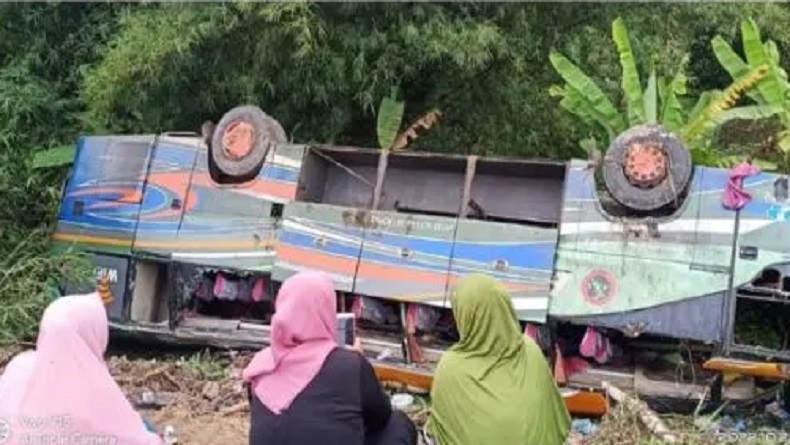 Breaking News: Bus ALS Terjun Bebas Ke Jurang Di Tapsel, 1 Penumpang ...