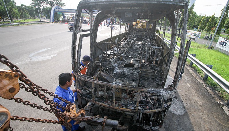 Bus Pariwisata Terbakar di Surabaya - Bagian 1