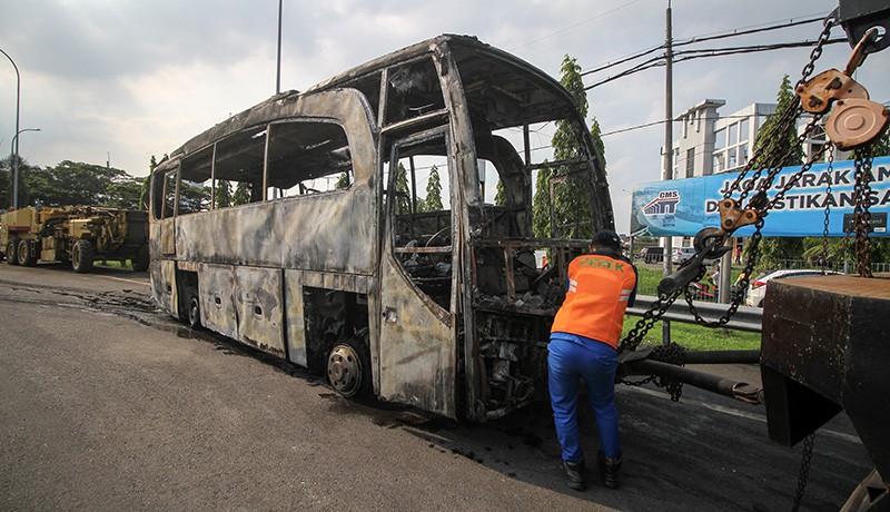 Bus Pariwisata Terbakar di Surabaya - Bagian 2
