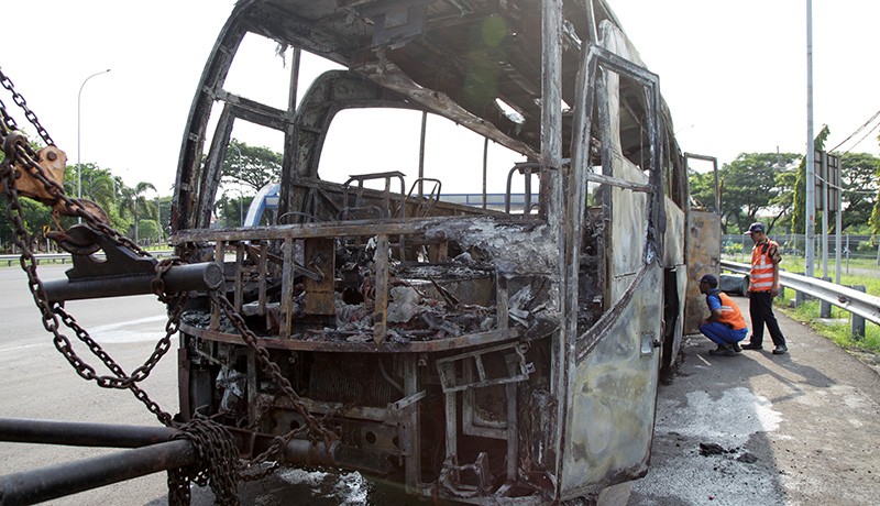 Bus Pariwisata Terbakar di Surabaya - Bagian 3