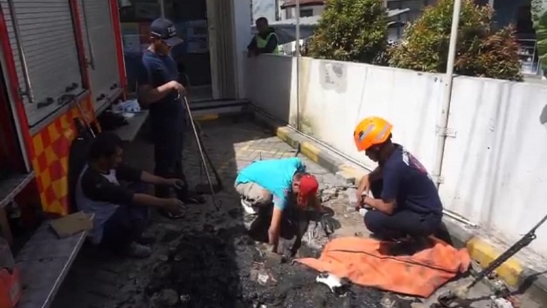 Salut, Petugas Damkar Bandung Aduk-Aduk Got demi Bantu Cari Dompet Warga yang Terjatuh