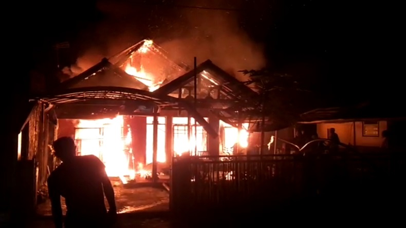 Diduga Korsleting, 2 Rumah di Cianjur Ludes Terbakar, Pemilik Rugi Rp250 Juta