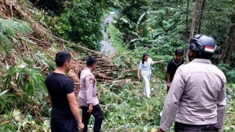 title Bencana Longsor di Kepulauan Sitaro, Pengguna Jalan Diimbau Hati-hati Bencana Longsor di Kepulauan Sitaro, Pengguna Jalan Diimbau Hati-hati