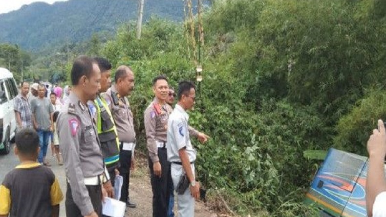 Bus ALS Kecelakaan di Tapsel Angkut Banyak Santri Ponpes Purba Baru Madina