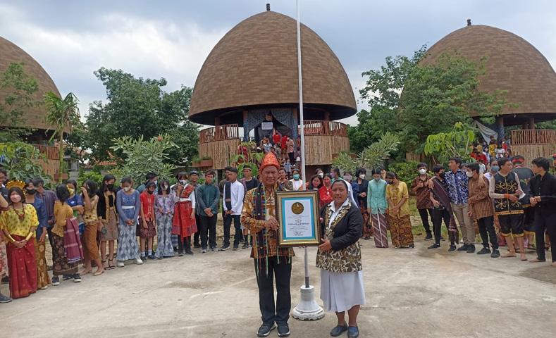 Keren, Sekolah di Semarang Ini Cetak Rekor Upacara Sumpah Pemuda Berkostum Adat Terbanyak