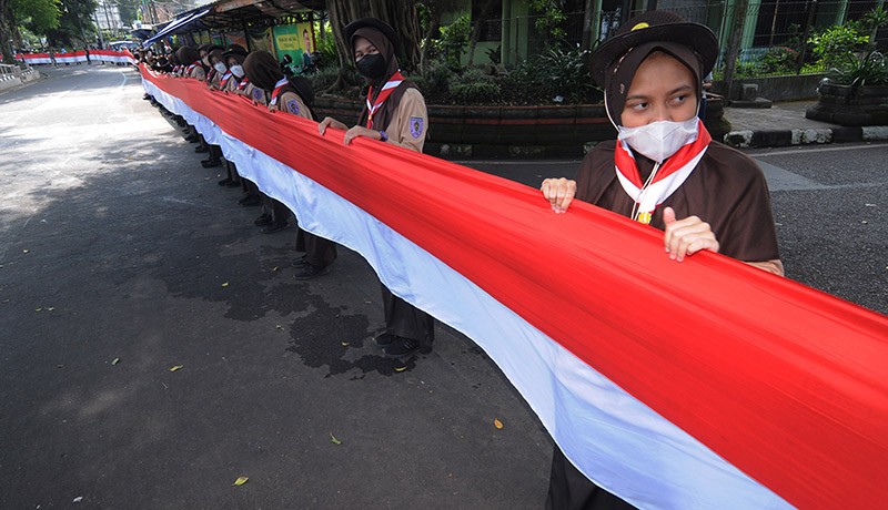 Pelajar Bentangkan Kain Merah Putih 1.000 Meter Peringati Hari Sumpah Pemuda - Bagian 1