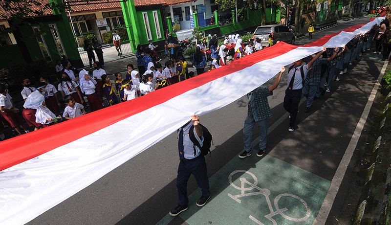 Pelajar Bentangkan Kain Merah Putih 1.000 Meter Peringati Hari Sumpah Pemuda - Bagian 2