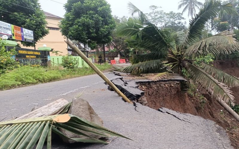 Ambles Sepanjang 20 Meter, Jalan Parungponteng Tasikmalaya Putus