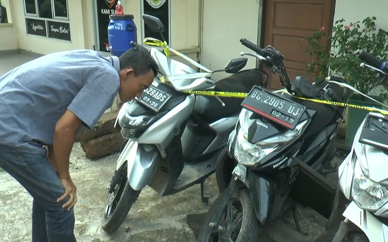title Kisah Bahagia Korban Curanmor Temukan Motor di Markas Polda Sumsel Kisah Bahagia Korban Curanmor Temukan Motor di Markas Polda Sumsel