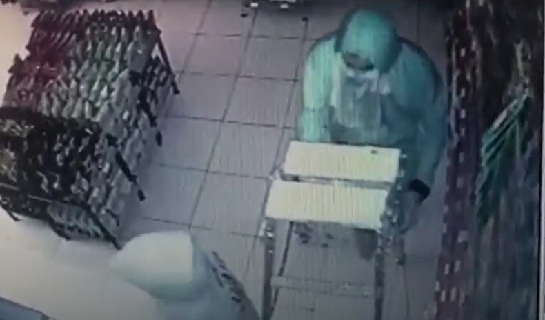 Menyamar Seperti Perempuan, 3 Pencuri Pakai Jilbab Bobol Minimarket di Lampung 