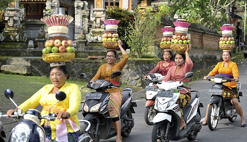 Begini Hebatnya Perempuan Bali, Naik Motor Bawa Sesajen di Kepala Tanpa Terjatuh - Bagian 1